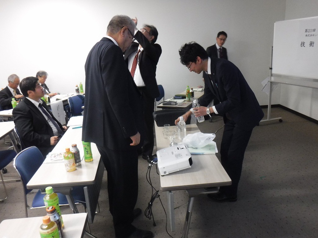 13702image3